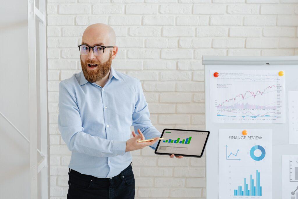 bookkeeper explaining business finances for growth